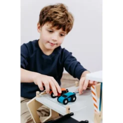 Small Foot Garage à Voitures -Magasin De Jouets En Bois garage a voitures bois 6